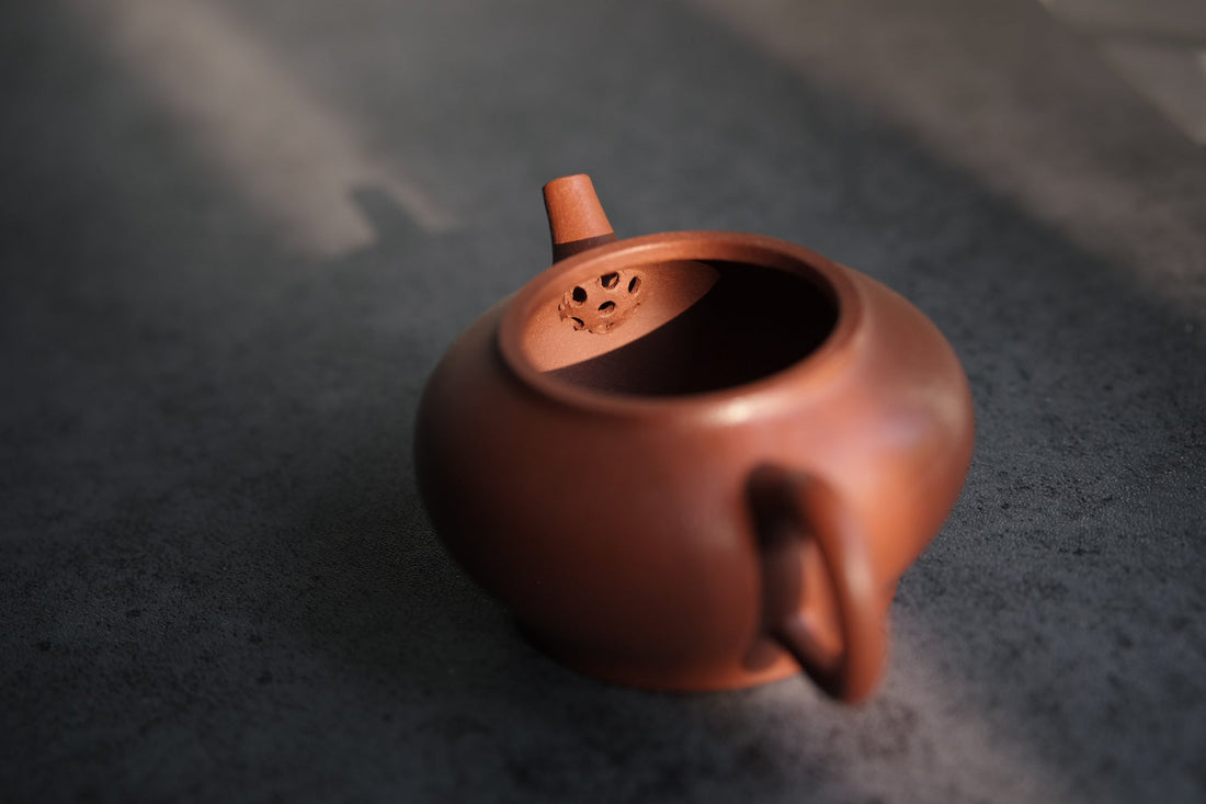 Jigu 汲古 - mini-yixing in Zhuni Red Clay - Eastern Leaves