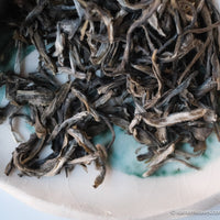 Jasmin green tea Chinese in loose-leaf, scented in high quality processing, on ceramic tray hand painted