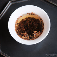 ormanthus scented red tea from China, loose leaf high quality tea with golden blooms infused in porcelain gaiwan teapot