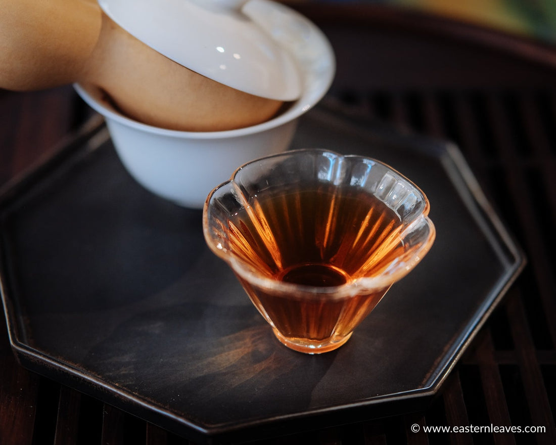 ormanthus scented red tea from China, loose leaf high quality tea with golden blooms infused in glass cup teaware