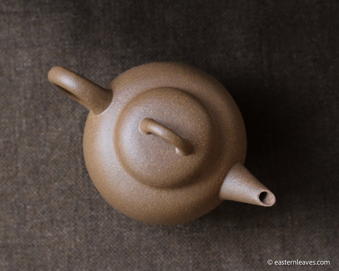 Shuiping 水平 - Yixing Teapot in Duanni yellow clay - Eastern Leaves
