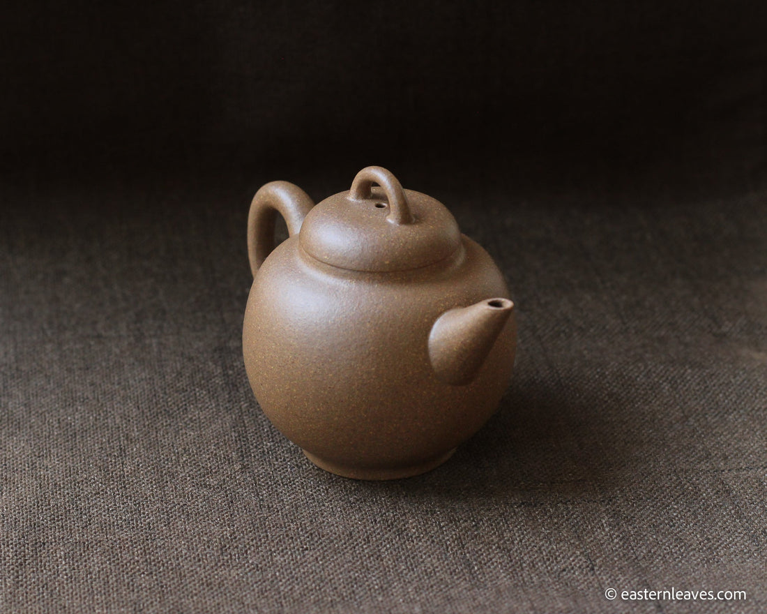 Shuiping 水平 - Yixing Teapot in Duanni yellow clay - Eastern Leaves