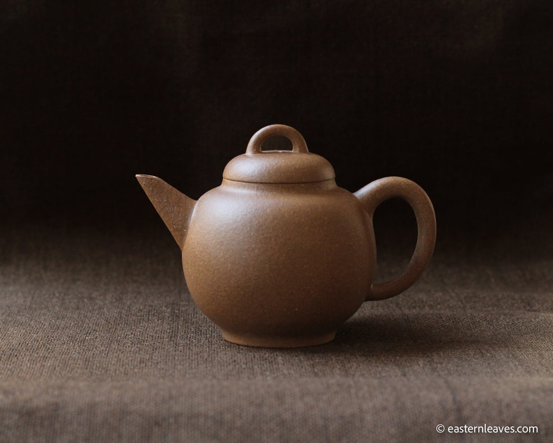 Shuiping 水平 - Yixing Teapot in Duanni yellow clay - Eastern Leaves