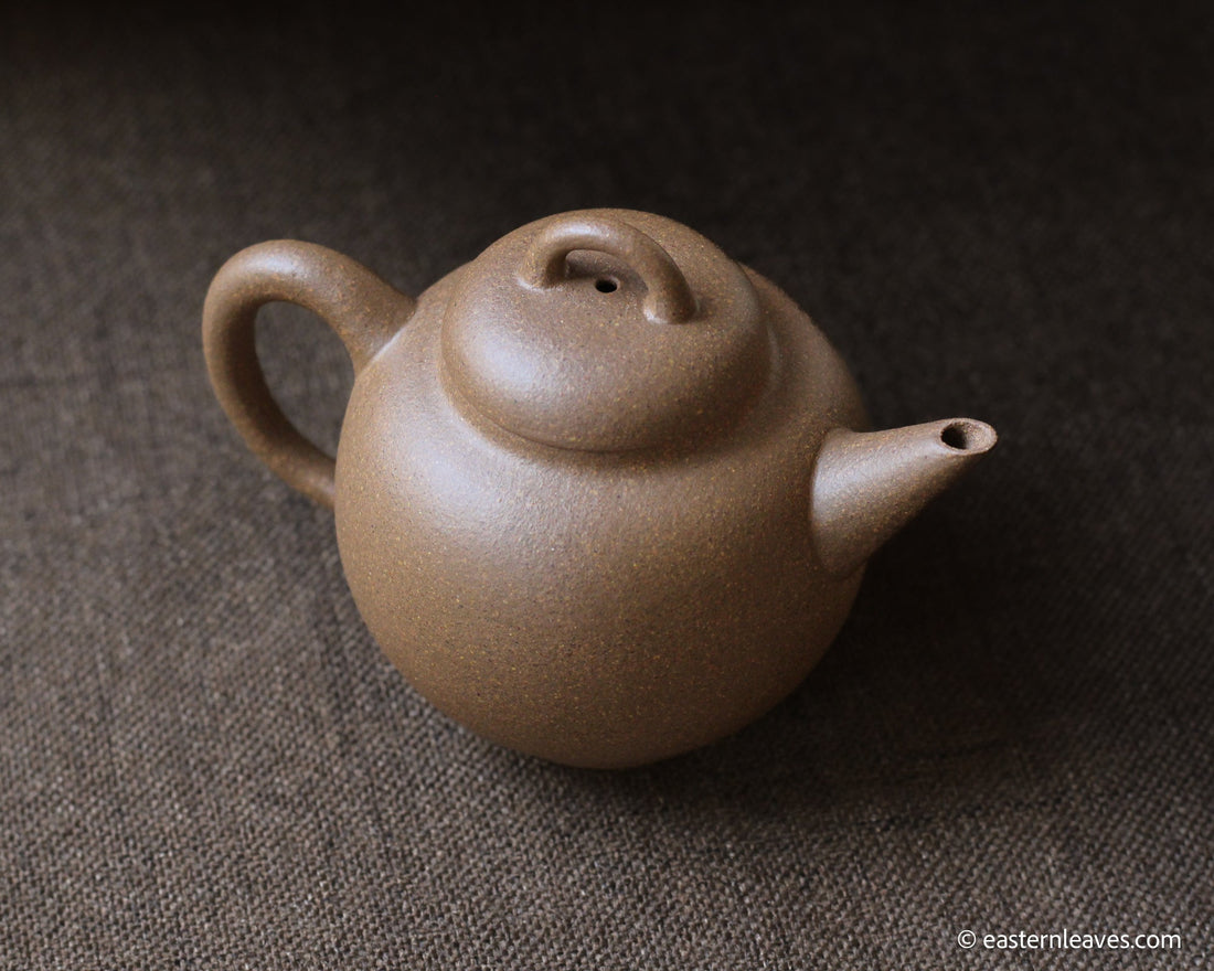 Shuiping 水平 - Yixing Teapot in Duanni yellow clay - Eastern Leaves
