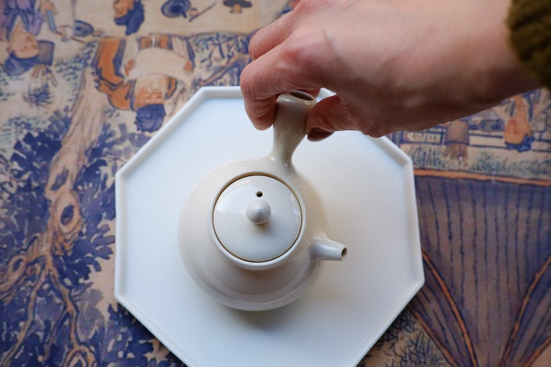 Side handle teapot in white porcelain from Jingdezhen, for loose-leaf Chinese tea in gongfucha brewing