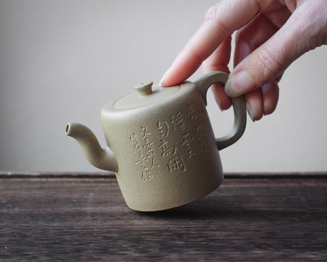 Xiao Zhitong 小直筒 - Teiera Yixing in argilla verde Benshanluni