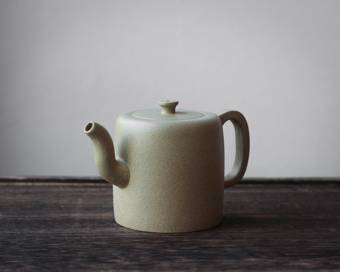 Xiao Zhitong 小直筒 - Teiera Yixing in argilla verde Benshanluni