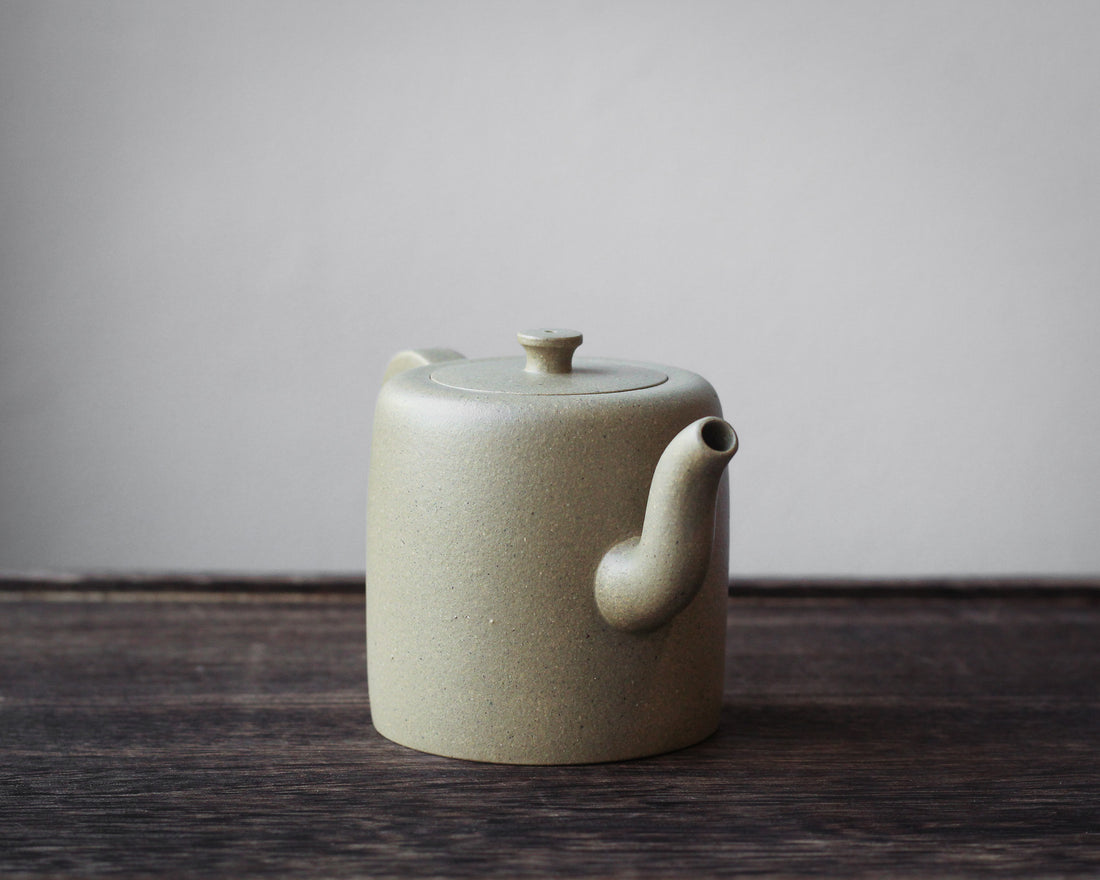Xiao Zhitong 小直筒 - Teiera Yixing in argilla verde Benshanluni