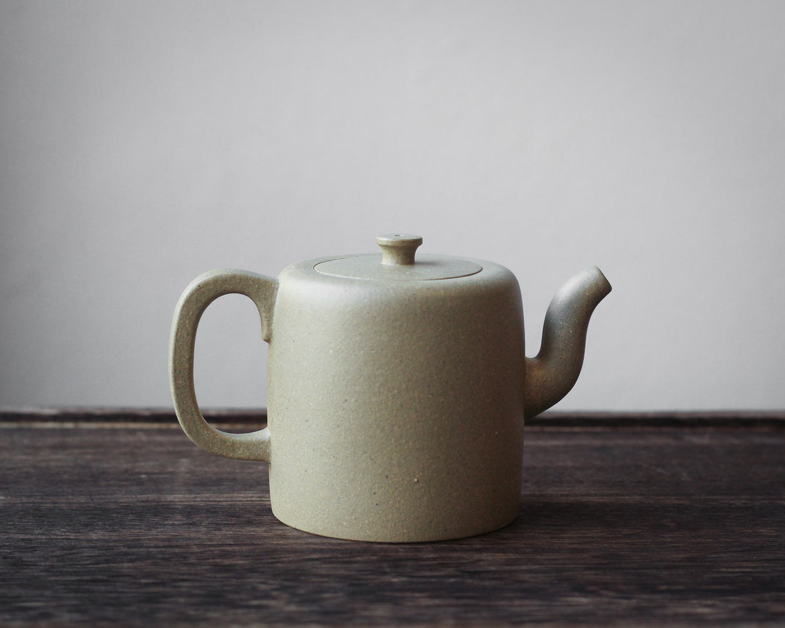 Xiao Zhitong 小直筒 - Teiera Yixing in argilla verde Benshanluni