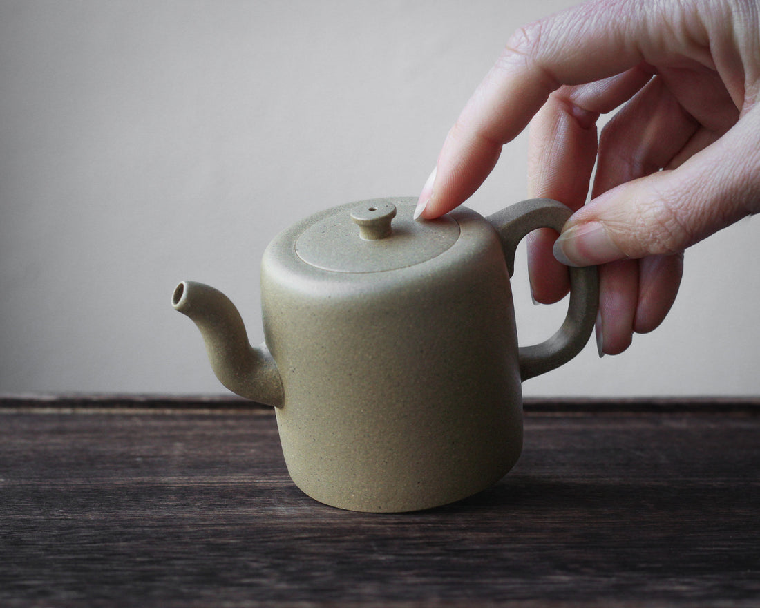 Xiao Zhitong 小直筒 - Teiera Yixing in argilla verde Benshanluni