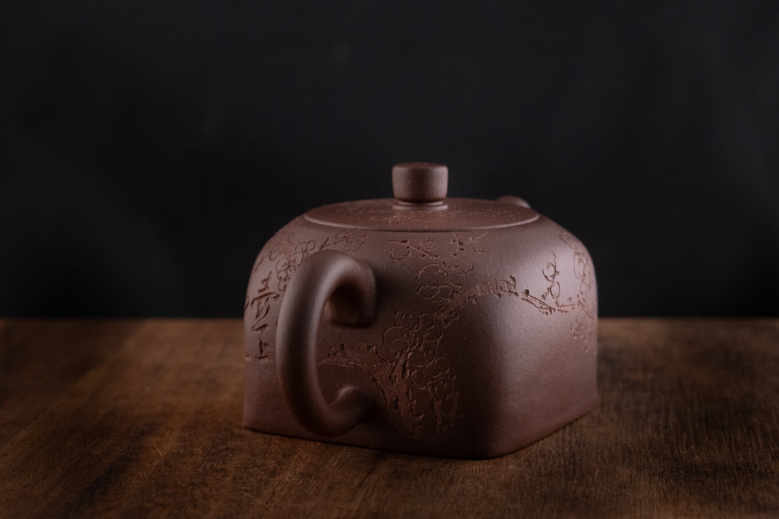 Tian Di Fang Yuan 天地方圆 - Teiera Yixing decorata in argilla viola Zini