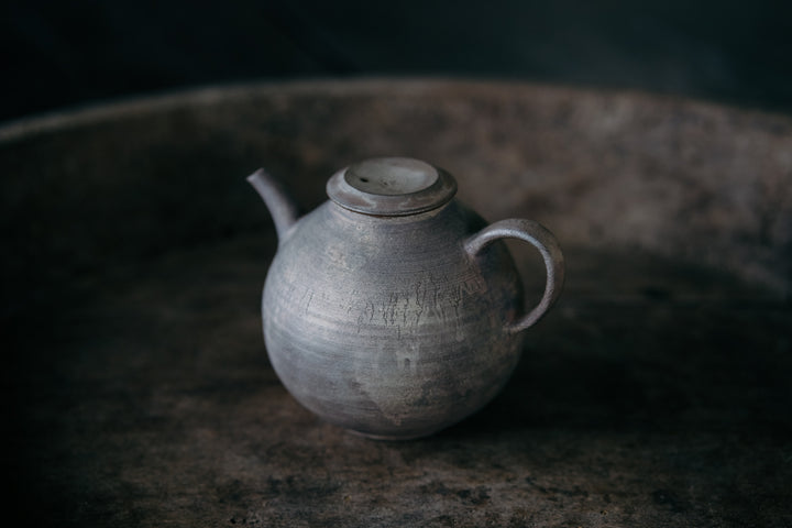 Hand made teapot from Jingdezhen, China, in precious clay and gold powder, for course on Chinese tea