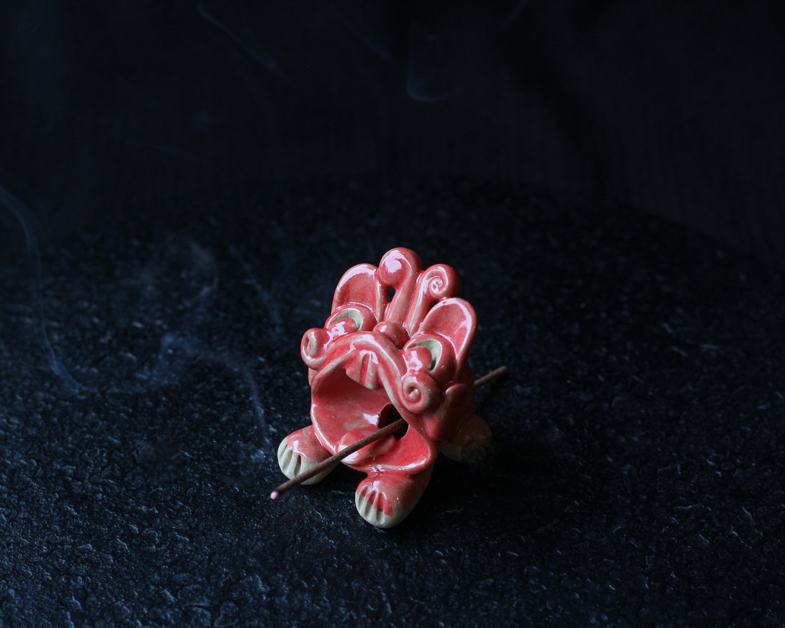 Red mini Wamao 瓦猫 - Incense holder