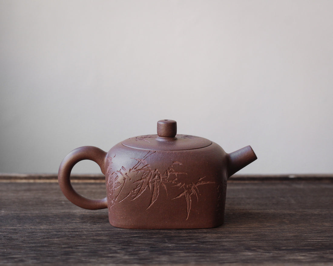 Tian Di Fang Yuan 天地方圆 - Teiera Yixing decorata in argilla viola Zini