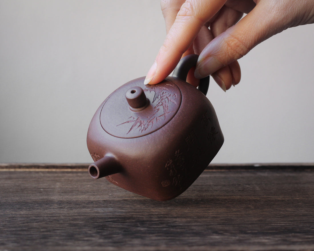 Tian Di Fang Yuan 天地方圆 - Teiera Yixing decorata in argilla viola Zini