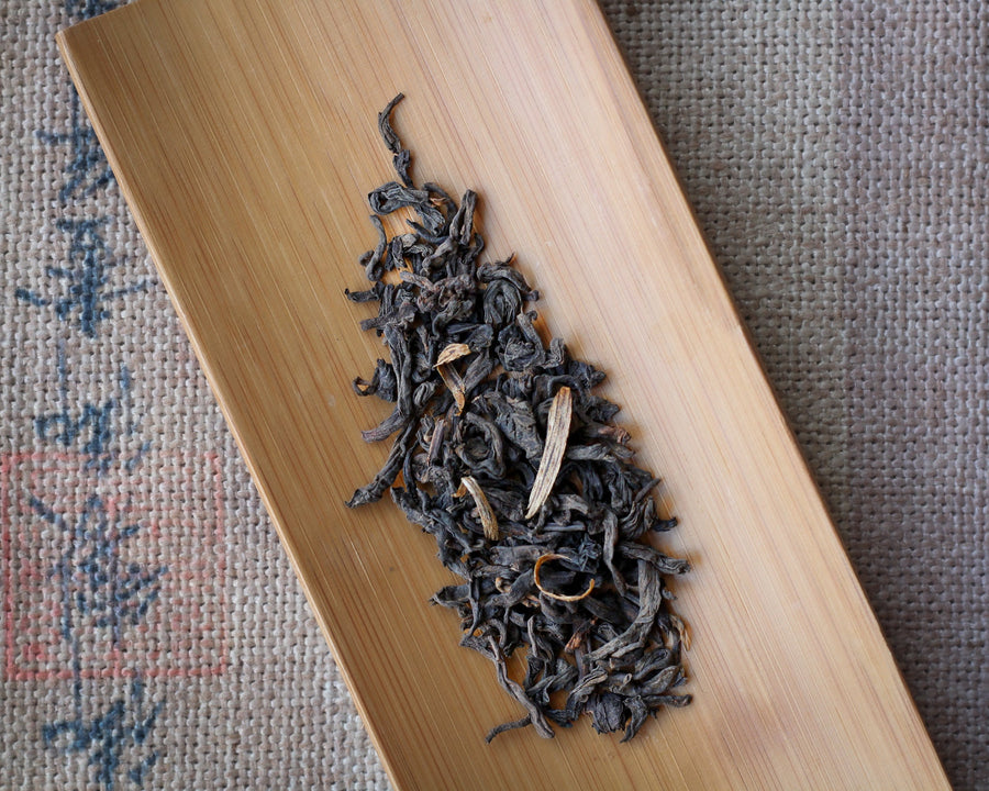 Pure agarwood flakes - Wood of Gods - Eastern Leaves