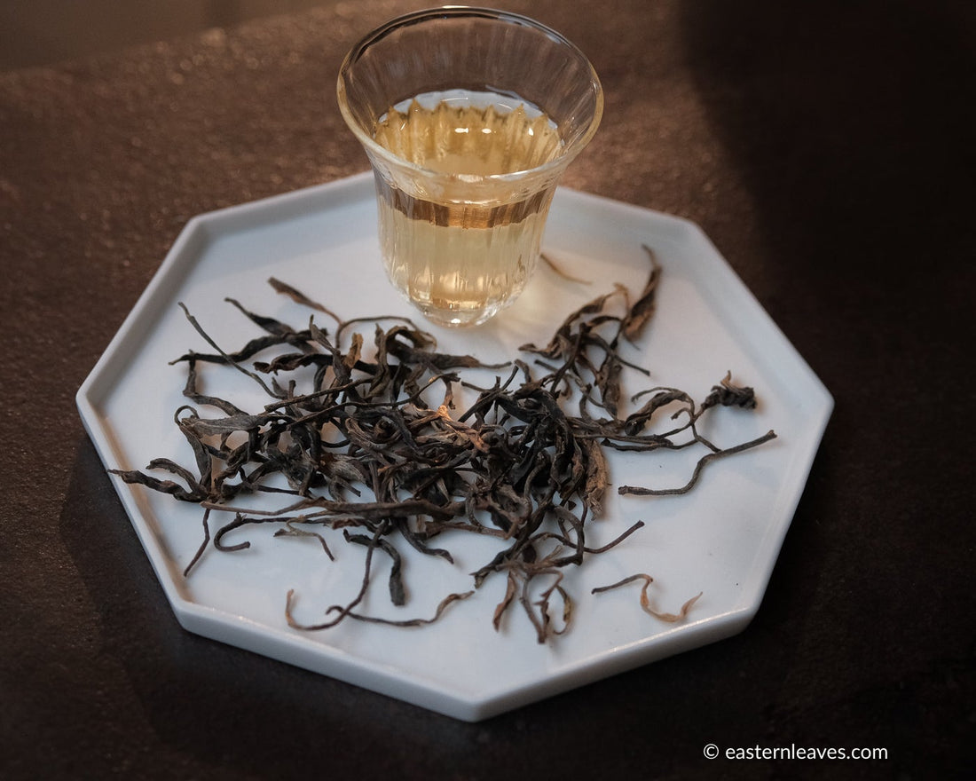 Pu'er shengpu Chinese tea loose-leaf vintage and aged, 2017 spring harvest, from ancient trees forest, yellow brew liquor in glass cup, golden buds, from Nannuo in Yunnan