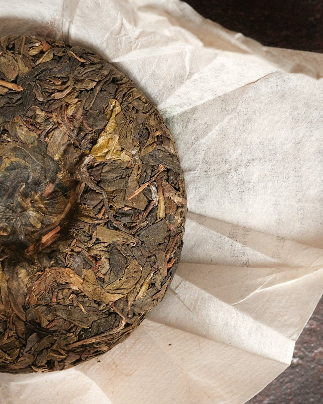 Pu'er sheng pu spring harvest, huangpian huangjinye, vintage and aged in pressed cake, from Lunan Pasha Yunnan, ancient trees tea, leaf detail
