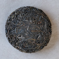 Pu'er sheng pu spring harvest presse cake brick, vintage and aged in pressed cake, from Lunan Pasha Yunnan, Ancient trees gushu, loose-leaf detail