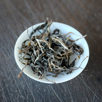 Pu'er sheng pu spring harvest vintage and aged in pressed cake, from Lunan Pasha Yunnan, Ancient trees gushu, loose-leaf detail