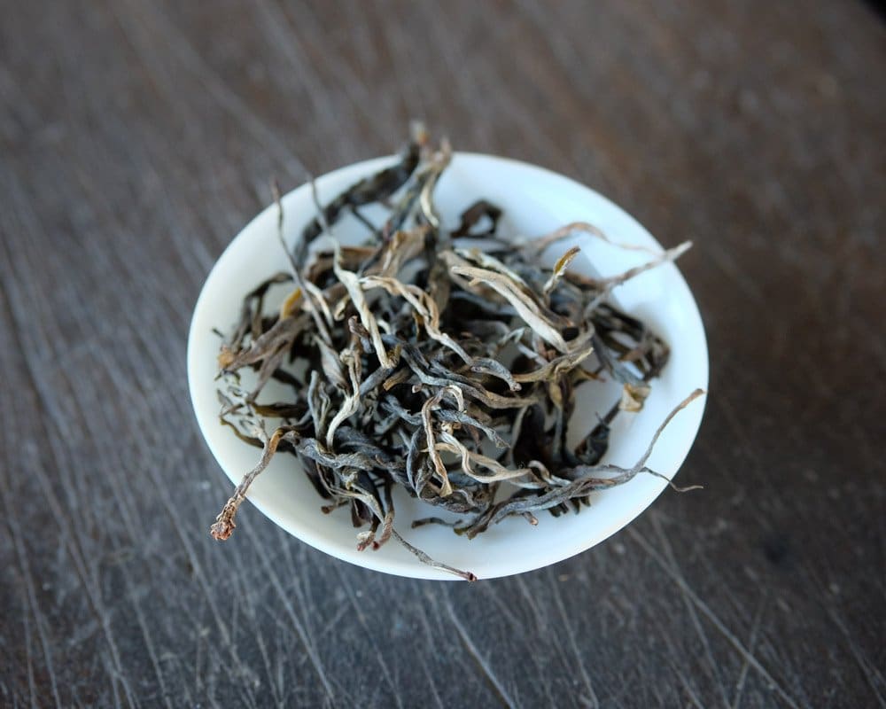 Pu'er sheng pu spring harvest, vintage and aged in pressed cake, from Nannuo Yunnan, forest tea, leaf detail