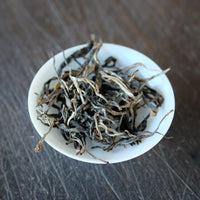 Pu'er sheng pu spring harvest, vintage and aged in pressed cake, from Nannuo Yunnan, forest tea, leaf detail