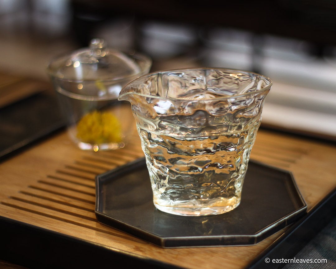 Immagini Stock - Tazza Da Tè In Vetro E Un Vaso Inossidabile Di Fiori Di  Crisantemo Bianco Con Vecchio Libro. Image 180793746