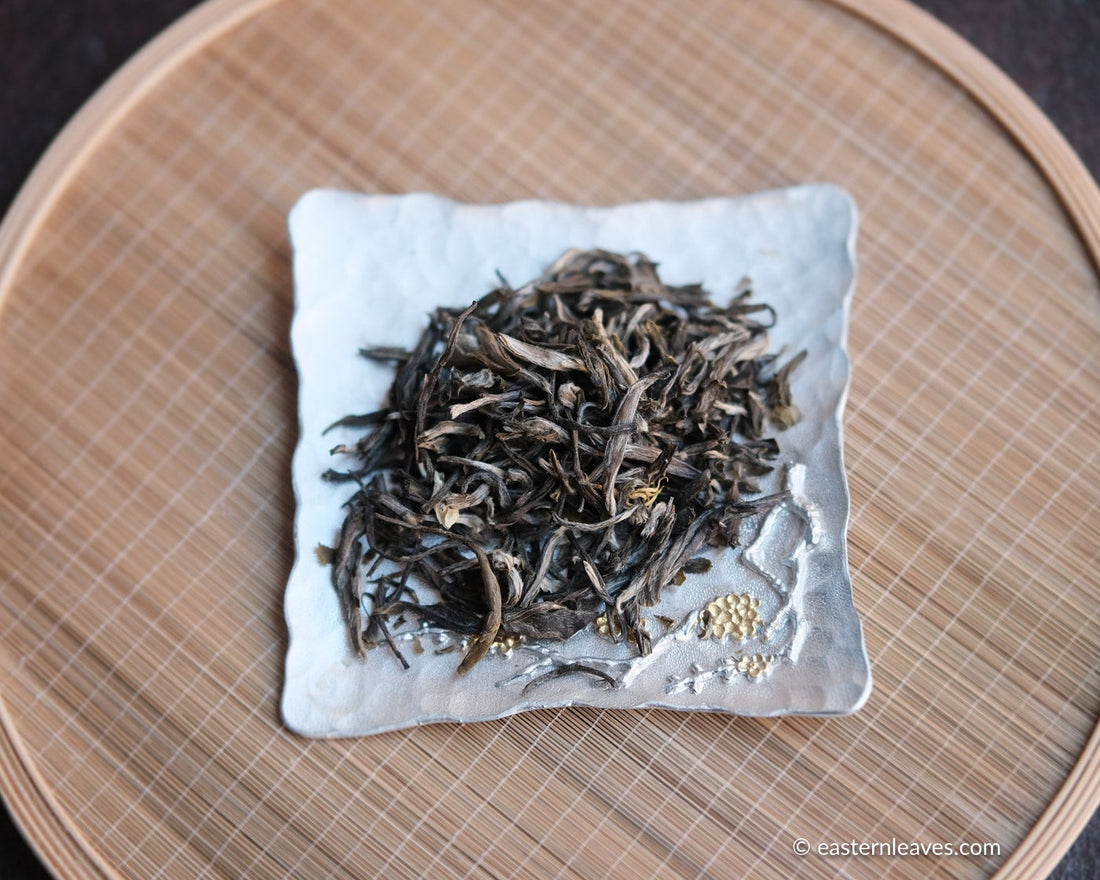 Jasmin green tea Chinese in loose-leaf, scented in high quality processing, on silver tray and bamboo
