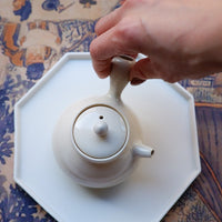 Side handle teapot in white porcelain from Jingdezhen, for loose-leaf Chinese tea in gongfucha brewing